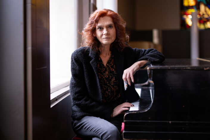 retrato de la escritora Asli Erdogan en los Encuentros de Pamplona