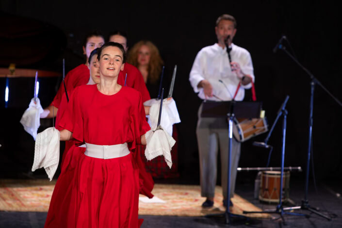 actuacion de el grupo Gandeia en el fronton Labrit en los encuentros de Pamplona