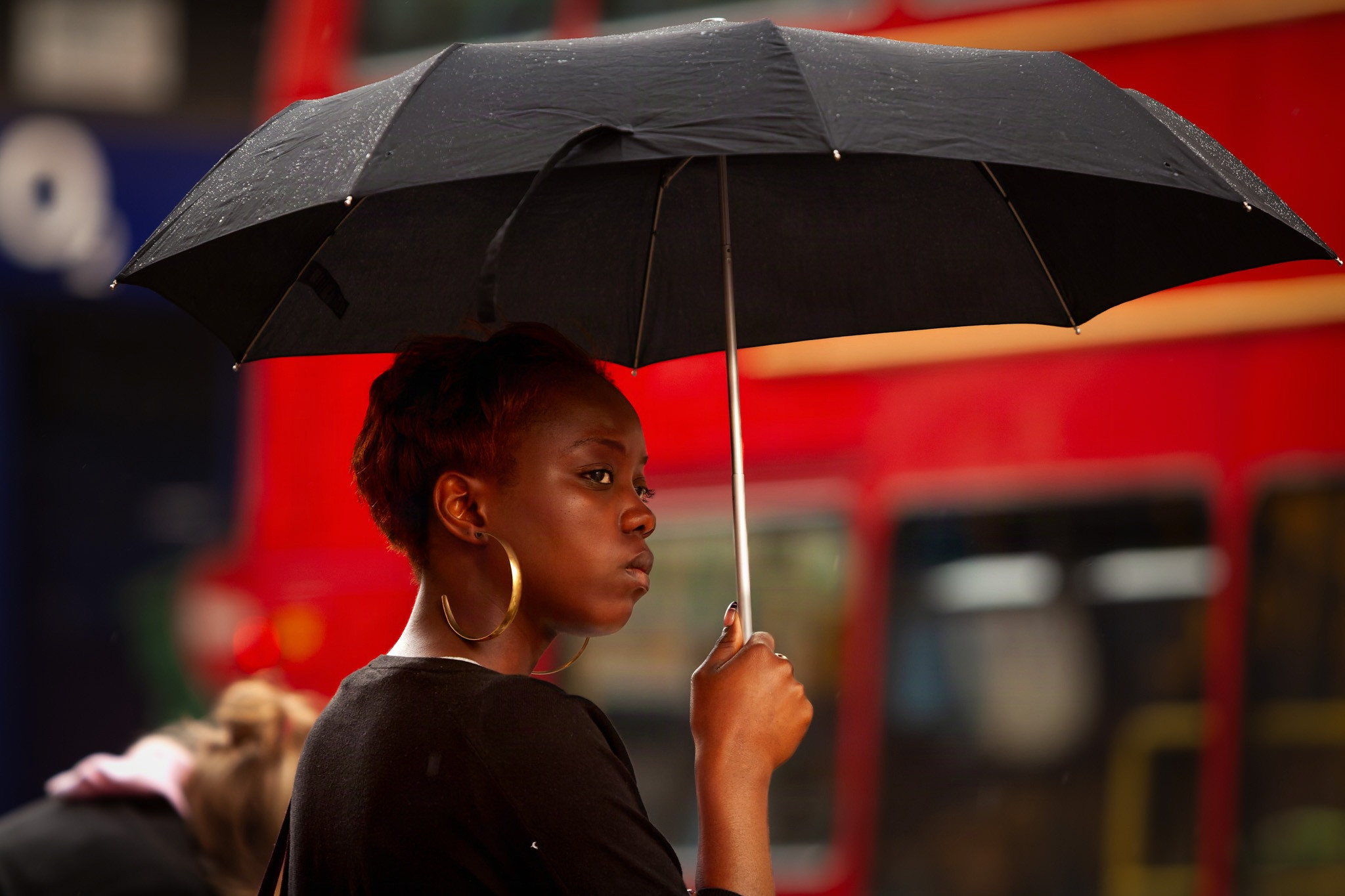Mujer se protege con un paraguas de la lluvia en Londres, fotografia de Rodrigo Perez Txisti.