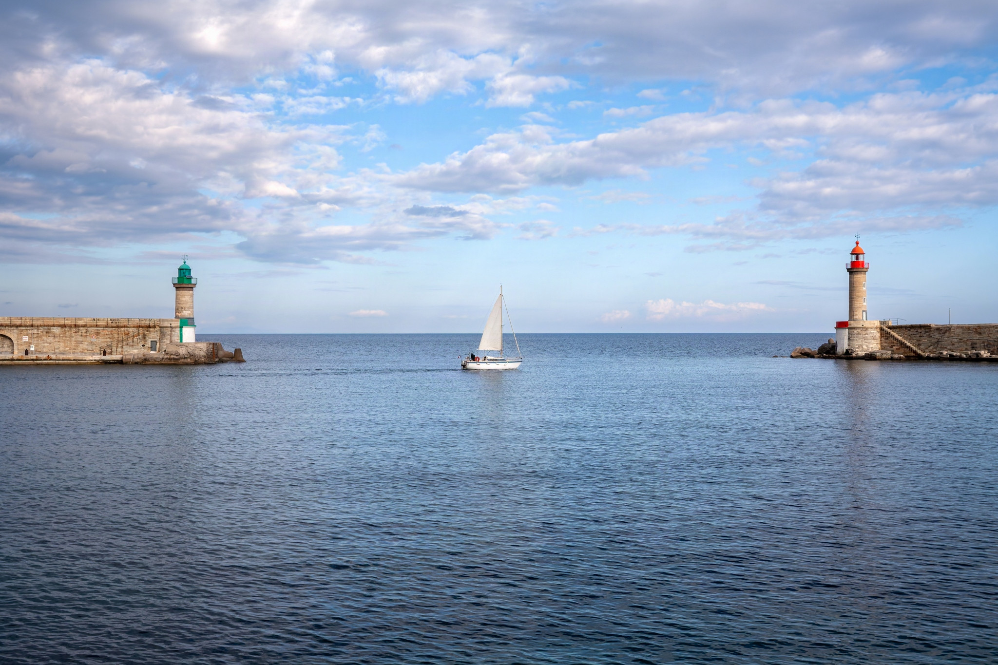 velero en el Puerto de Bastia en Córcega, fotografia de Rodrigo Perez Txisti.