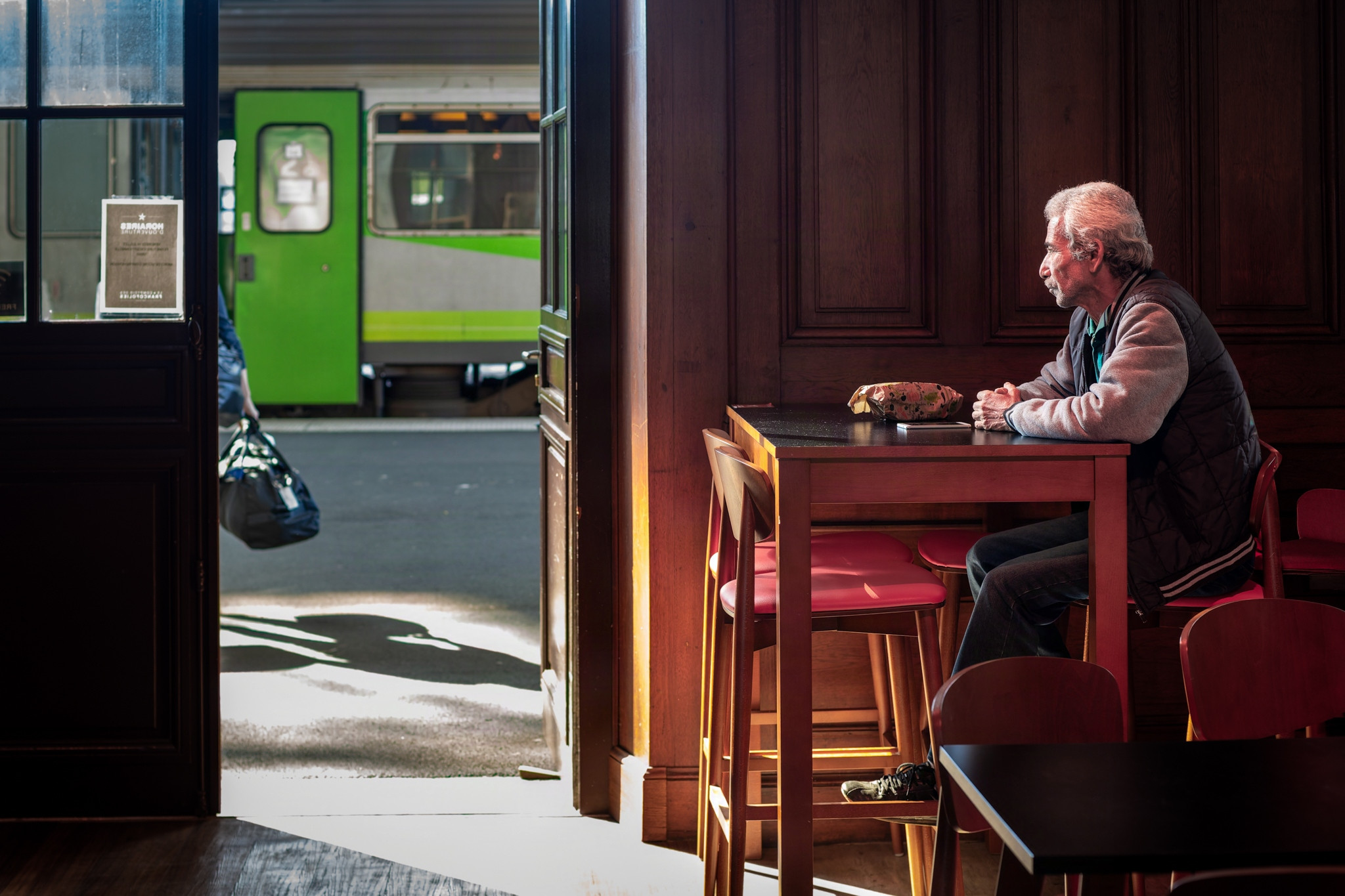 Viajeros en una estacion de tren en Francia, fotografia de Rodrigo Perez Txisti.